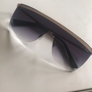 Quay Australia Shield Black and Gold